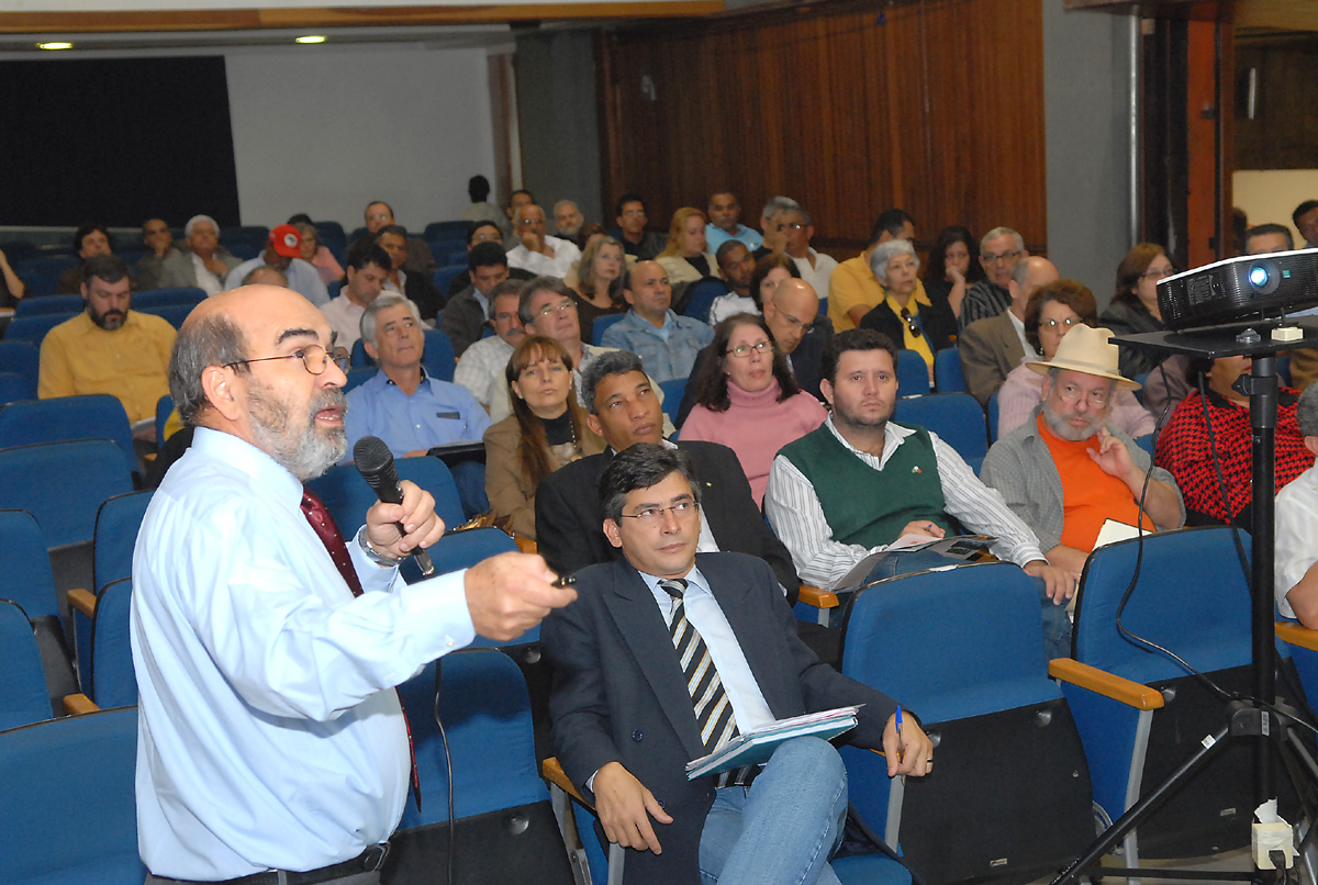 Jos Graziano apresenta dados da FAO, organismo das Naes Unidas para agricultura e alimentao para argumentar que o mundo vive uma crise de alta de preos de alimentos, mas no de sua produo<a style='float:right;color:#ccc' href='https://www3.al.sp.gov.br/repositorio/noticia/06-2008/Graziano (6).jpg' target=_blank><i class='bi bi-zoom-in'></i> Clique para ver a imagem </a>